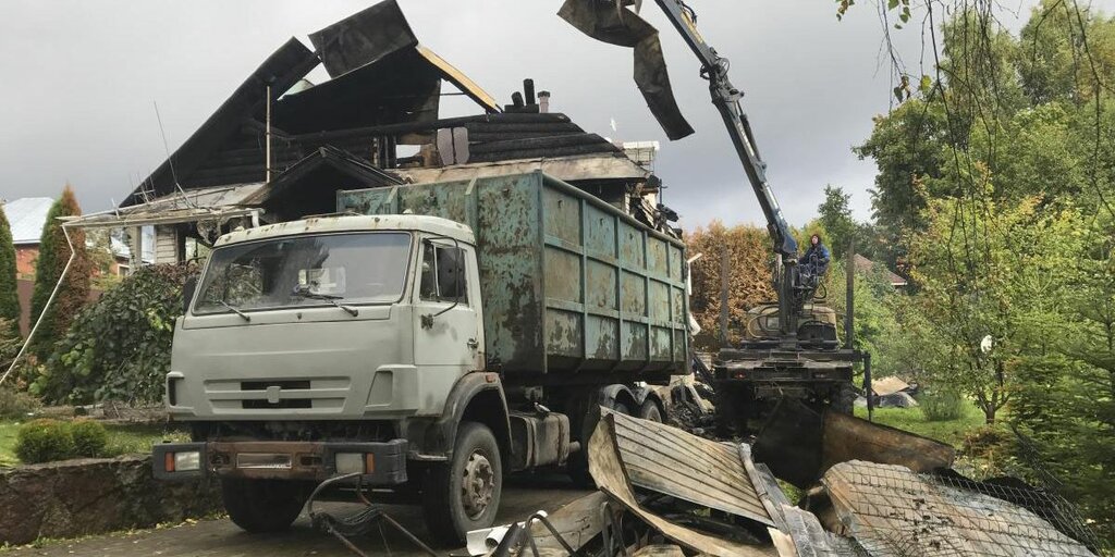 Вывоз мусора после пожара с утилизацией в Отрадном в октябре