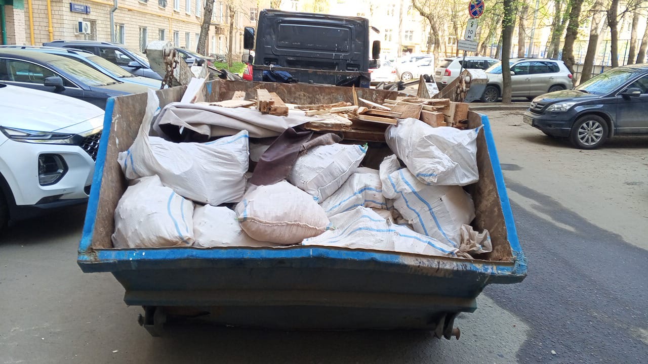 Вывоз мусора из магазина в Отрадном в октябре
