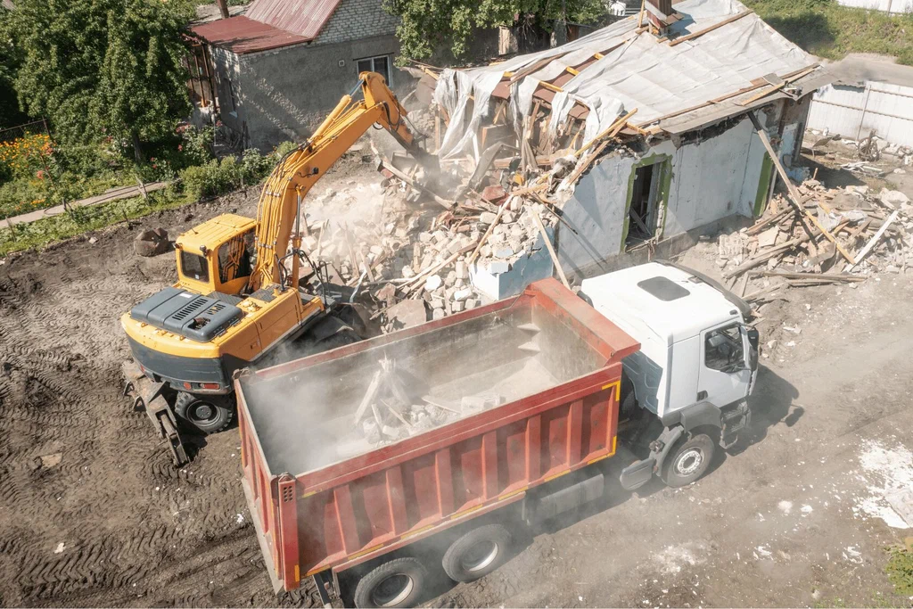 Вывоз мусора после сноса зданий с выездом в Отрадном в октябре