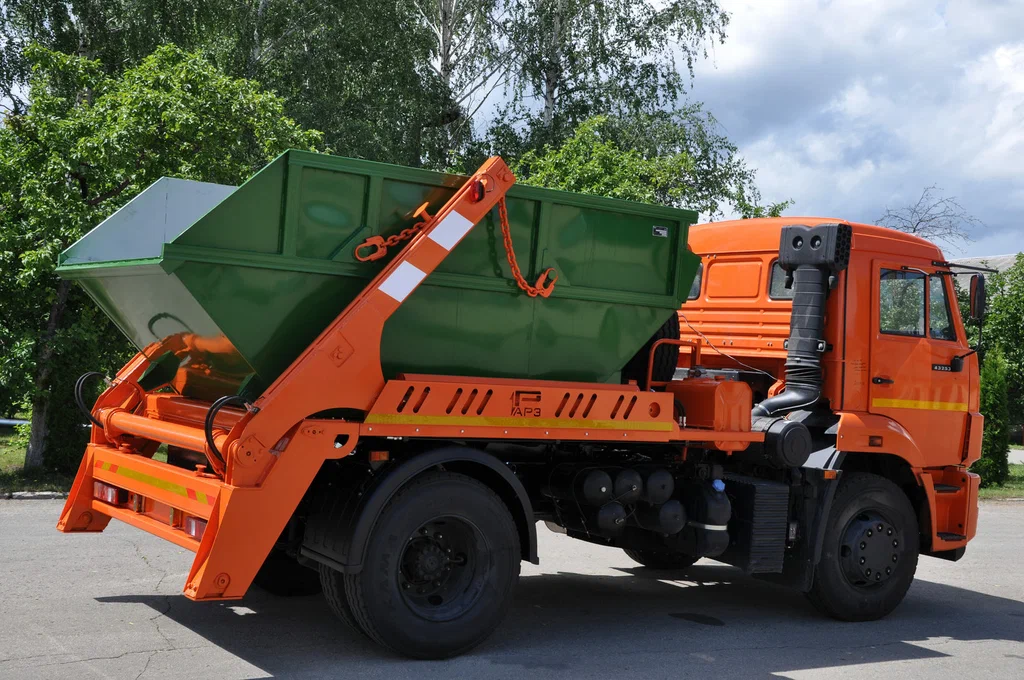 Заказ бункеровоза для вывоза мусора и отходов в Отрадном в октябре