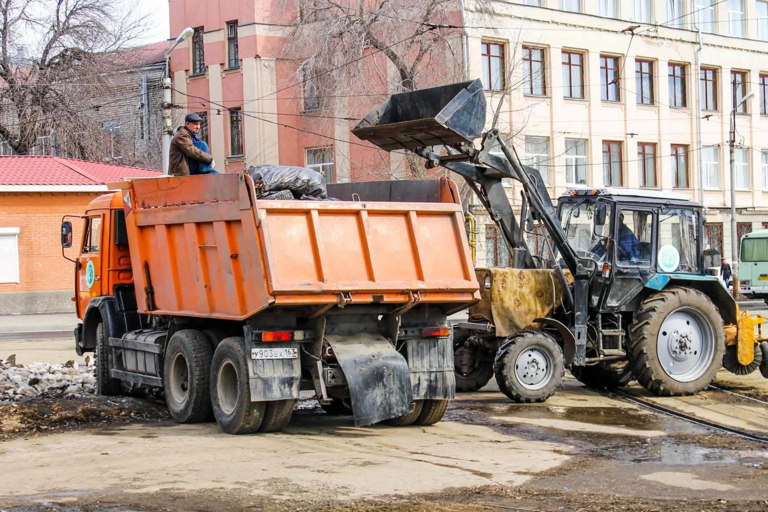 Вывоз мусора Камазом в Отрадном – аренда и заказ Камаза 10 тонн от 2554 руб. в ПроМусор