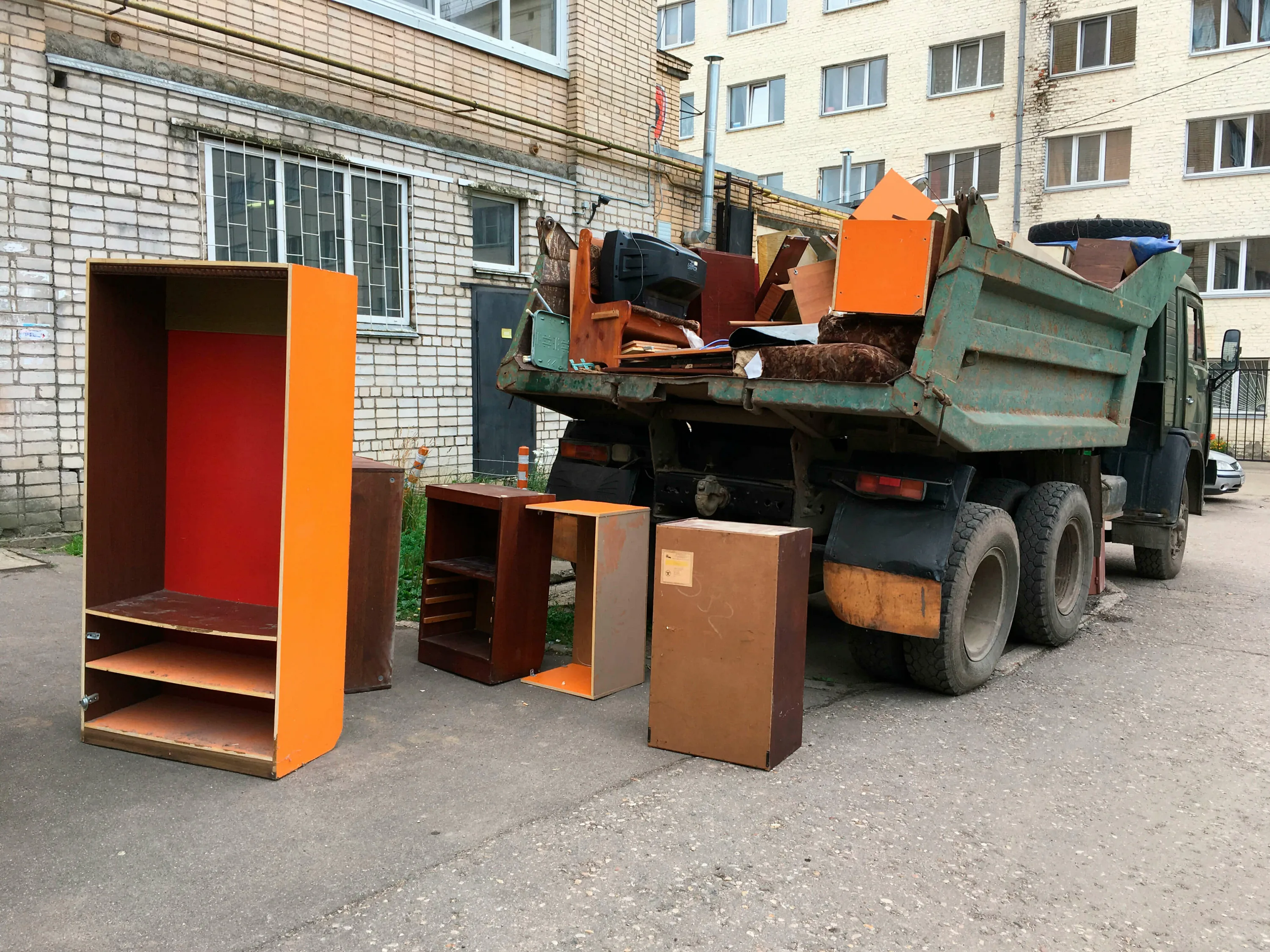 Утилизация старой мебели с вывозом и разбором в Отрадном в октябре