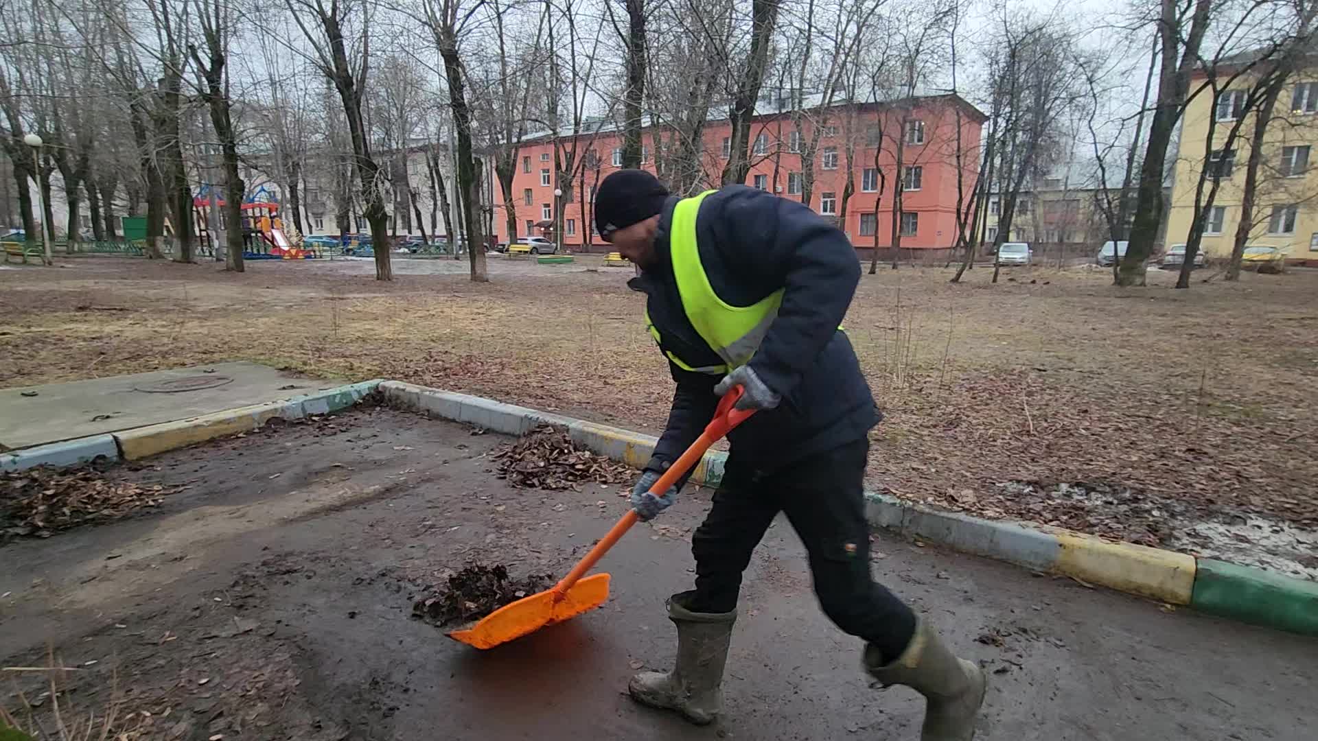 Уборка территорий в Отрадном в октябре