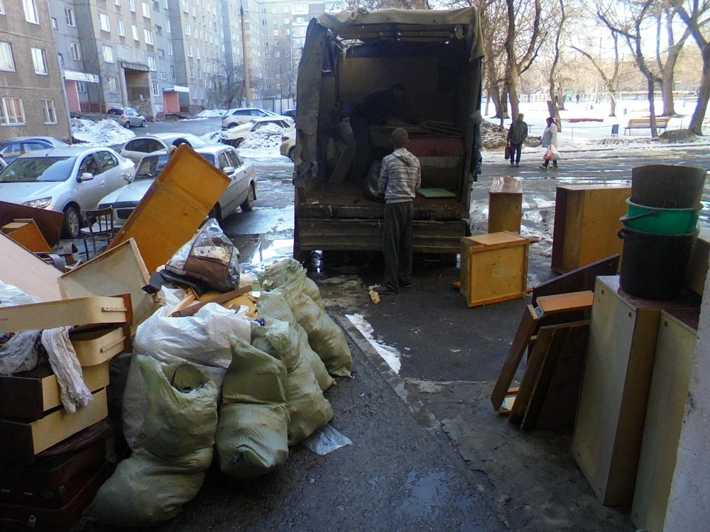 Вывоз мусора из подвала с утилизацией в Отрадном в октябре