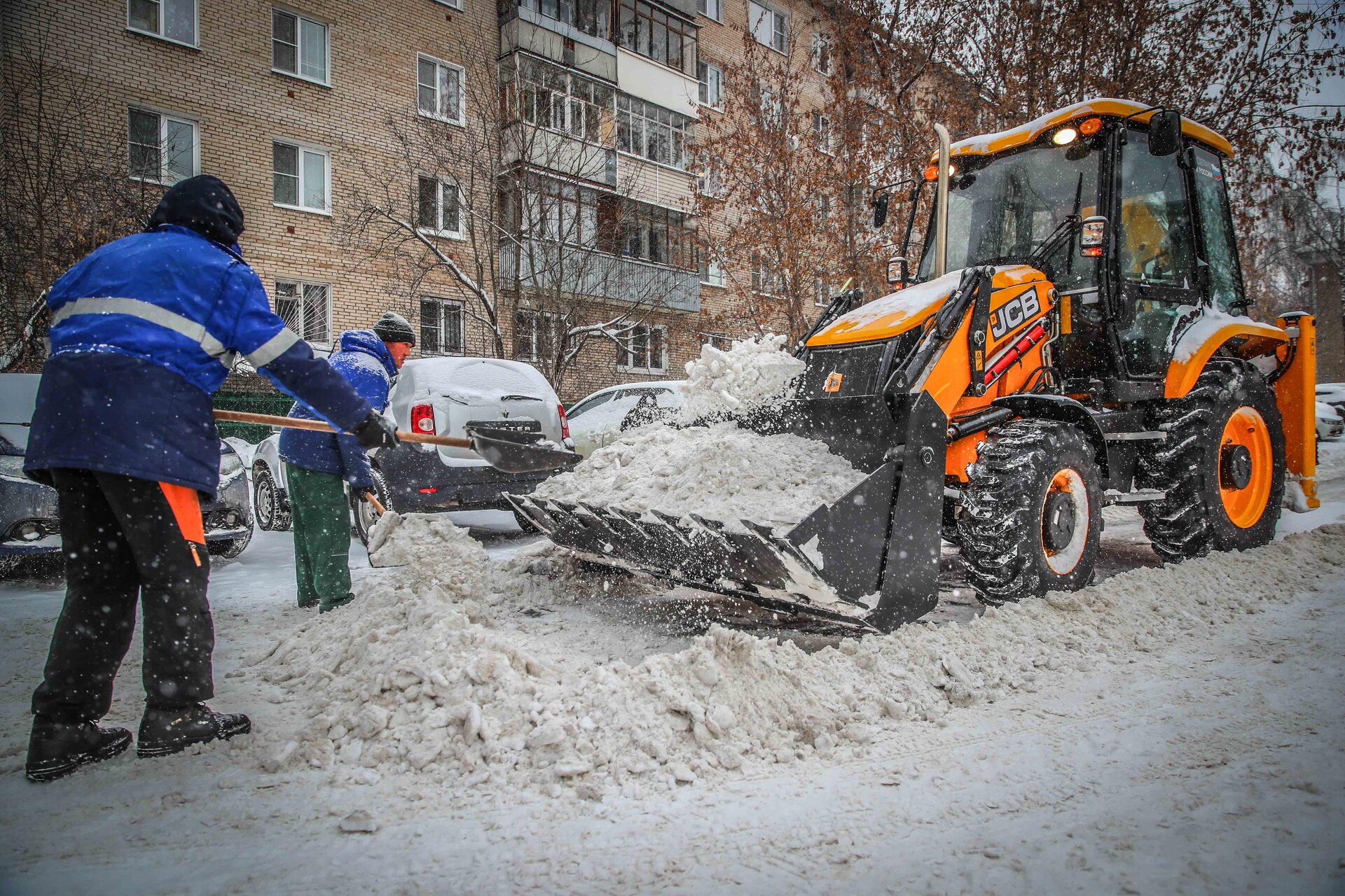 Очистка дворов от снега и наледи в Отрадном — уборка снега, трактор и ручная, цены от 544 руб. | ПроМусор