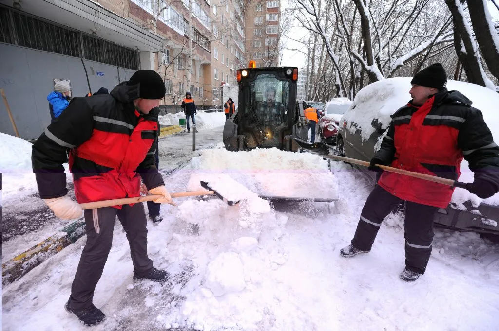 Очистка дворов от снега с гарантией результата в Отрадном в октябре