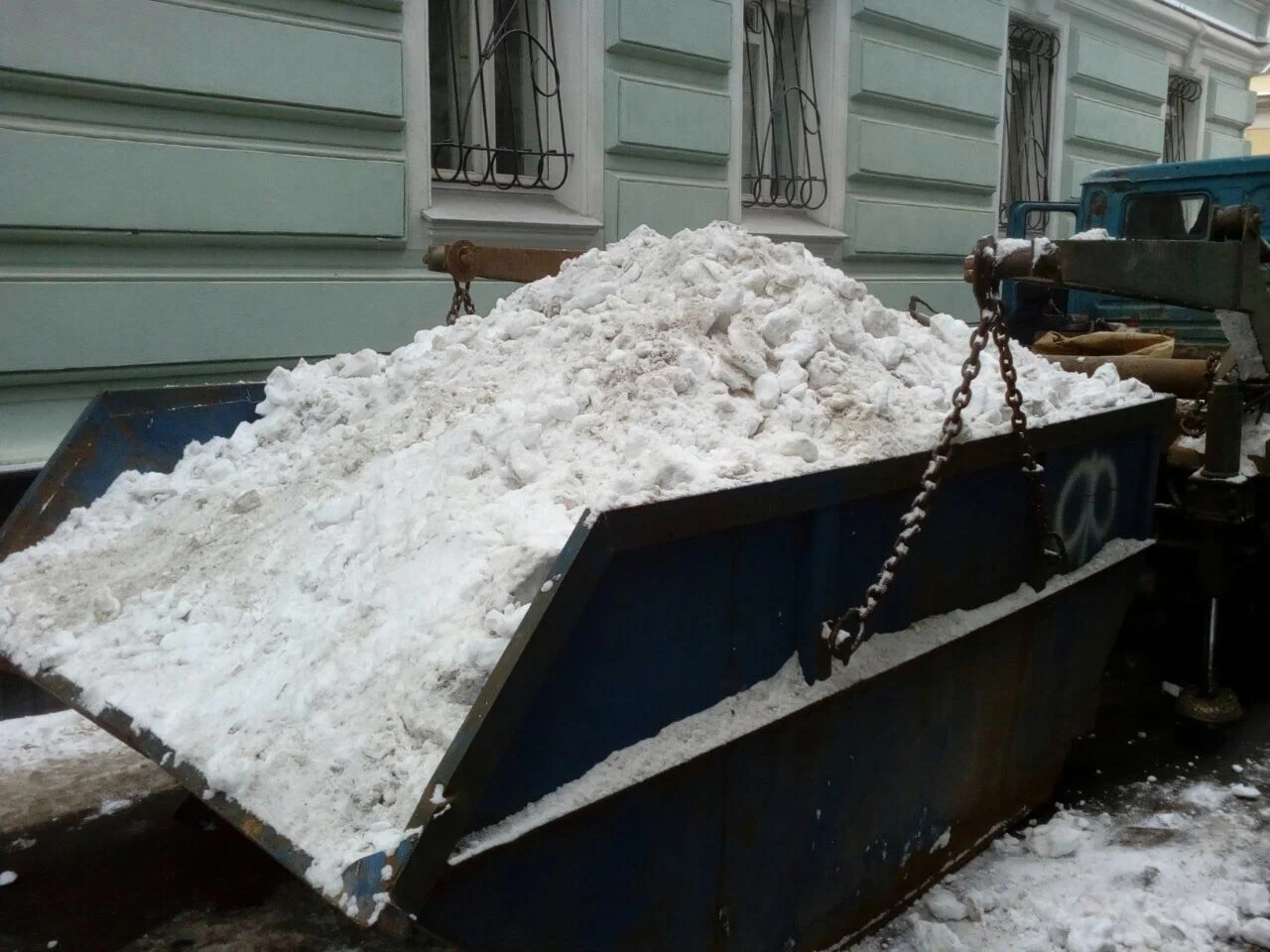 Вывоз снега контейнерами в Отрадном в октябре