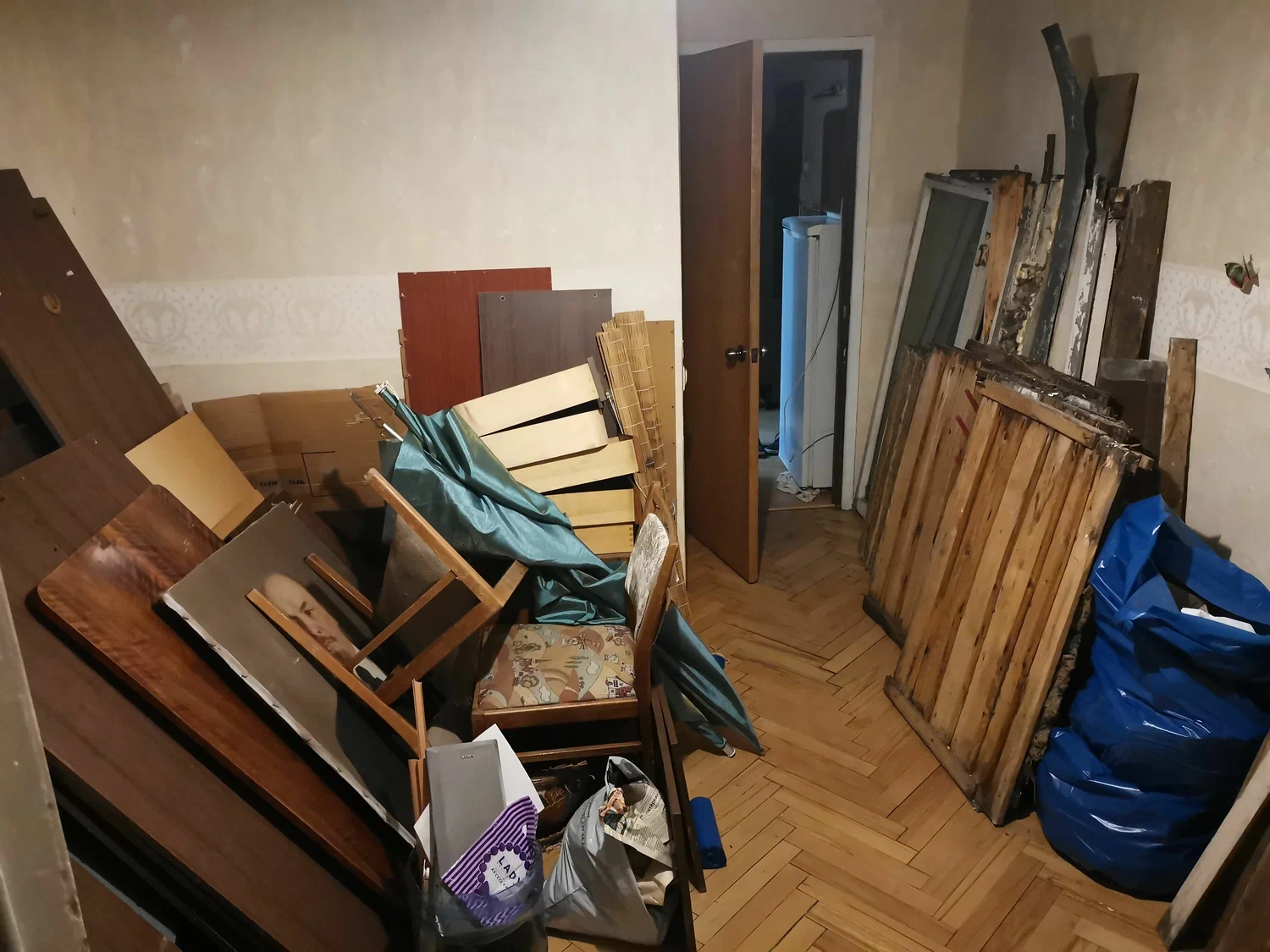 Демонтаж мебели с вывозом и утилизацией в Отрадном в октябре